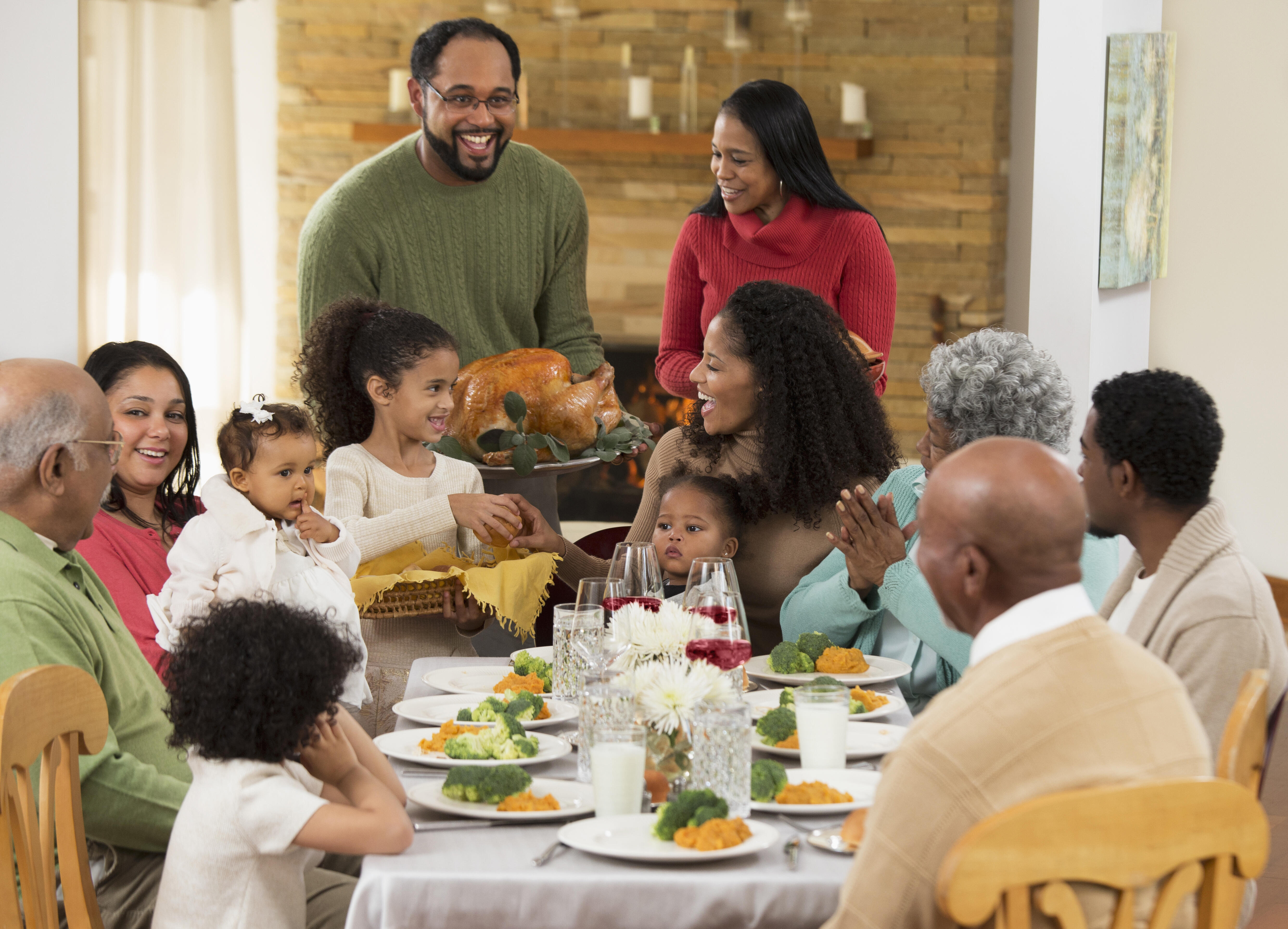 День благодарения в какой день. Thanksgiving Day семья. День Благодарения в США В 2020. Американская семья за столом. Семейный день Благодарения.