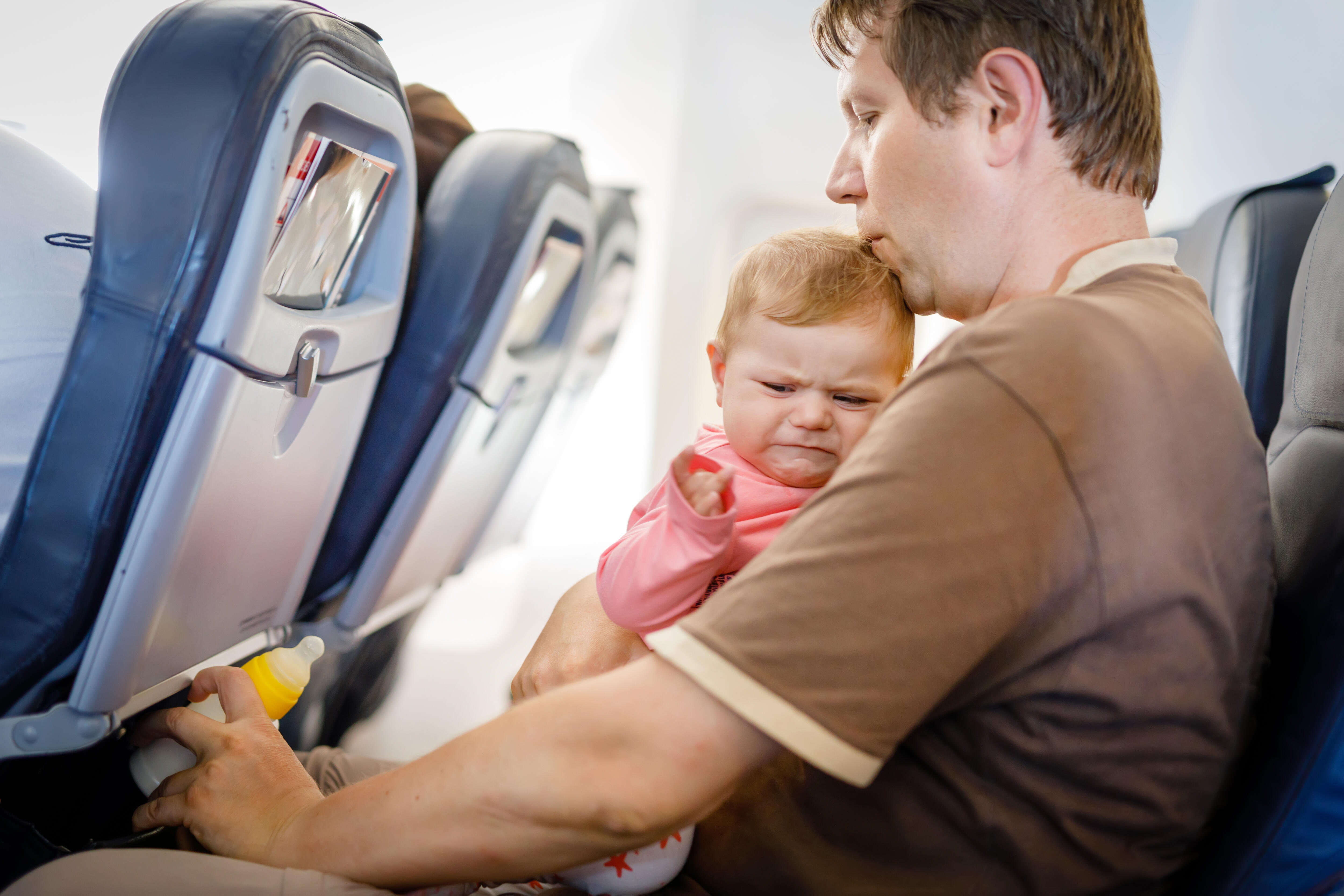 Самолет с маленьким ребенком. Самолет для детей. Самолет с пассажиром. Ребенок пассажир. Перелет с ребенком.