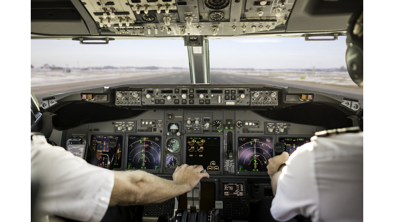Captain pulling an aircraft throttle