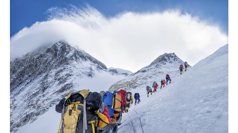 Nepal, Solo Khumbu, Everest, Sagamartha National Park, Roped team ascending, wearing oxigen masks