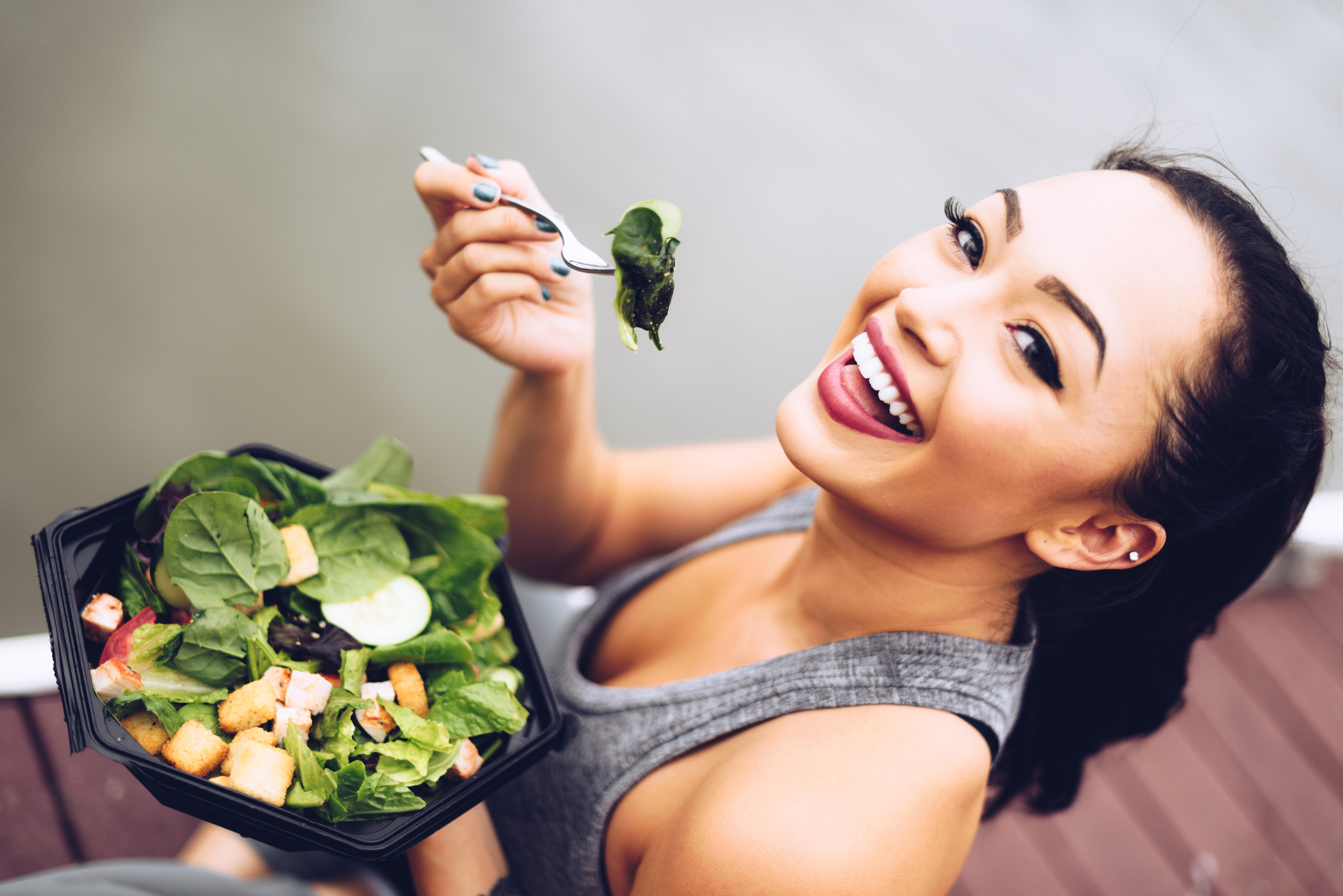 Salad eating. Здоровое питание женщина. Девушка с едой. Девушка с овощами. Наслаждение едой.