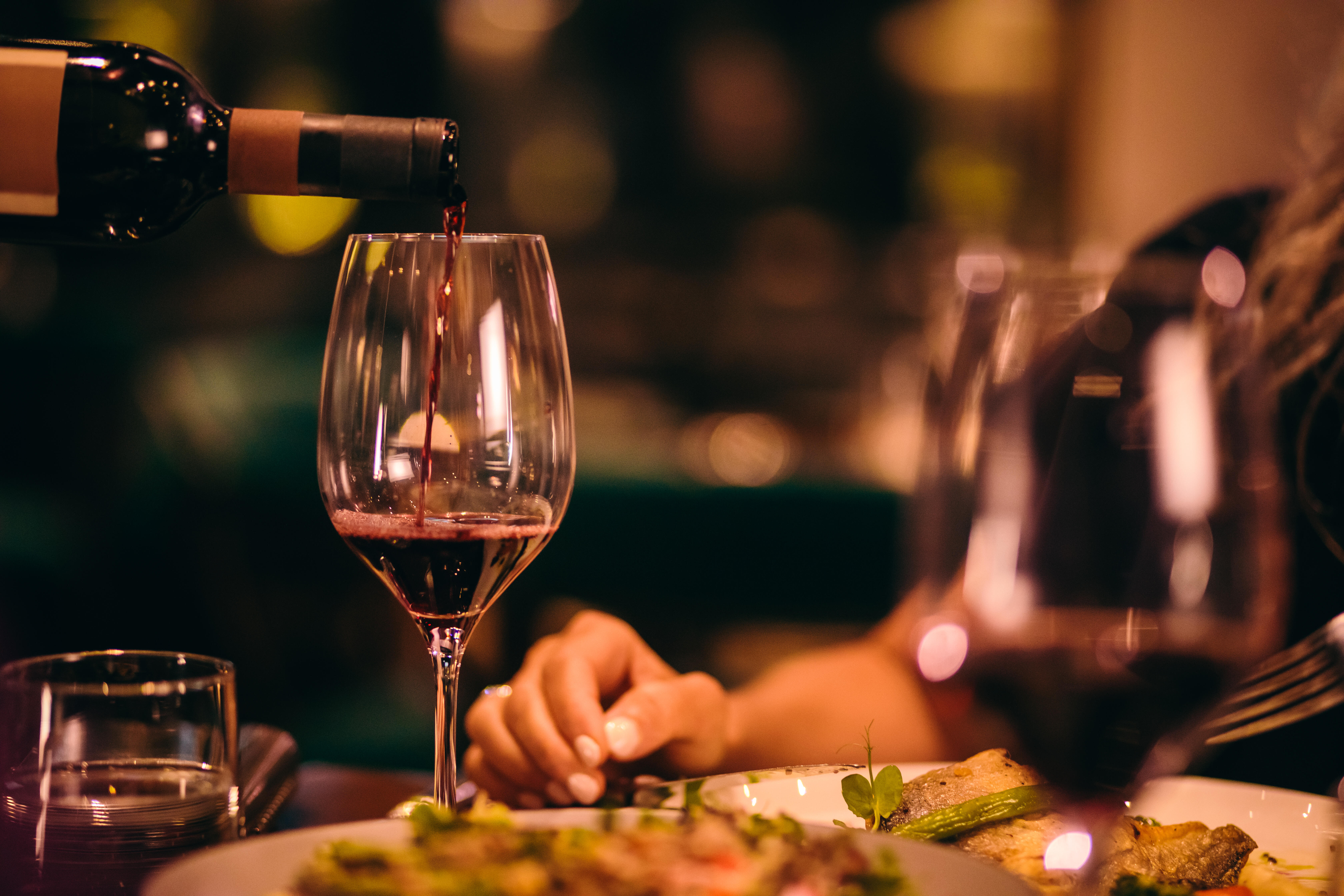 Wine dine. Красное вино в ресторане. Ресторан стол разлитое вино. Индустрия красного вина. Dinner with Wine.