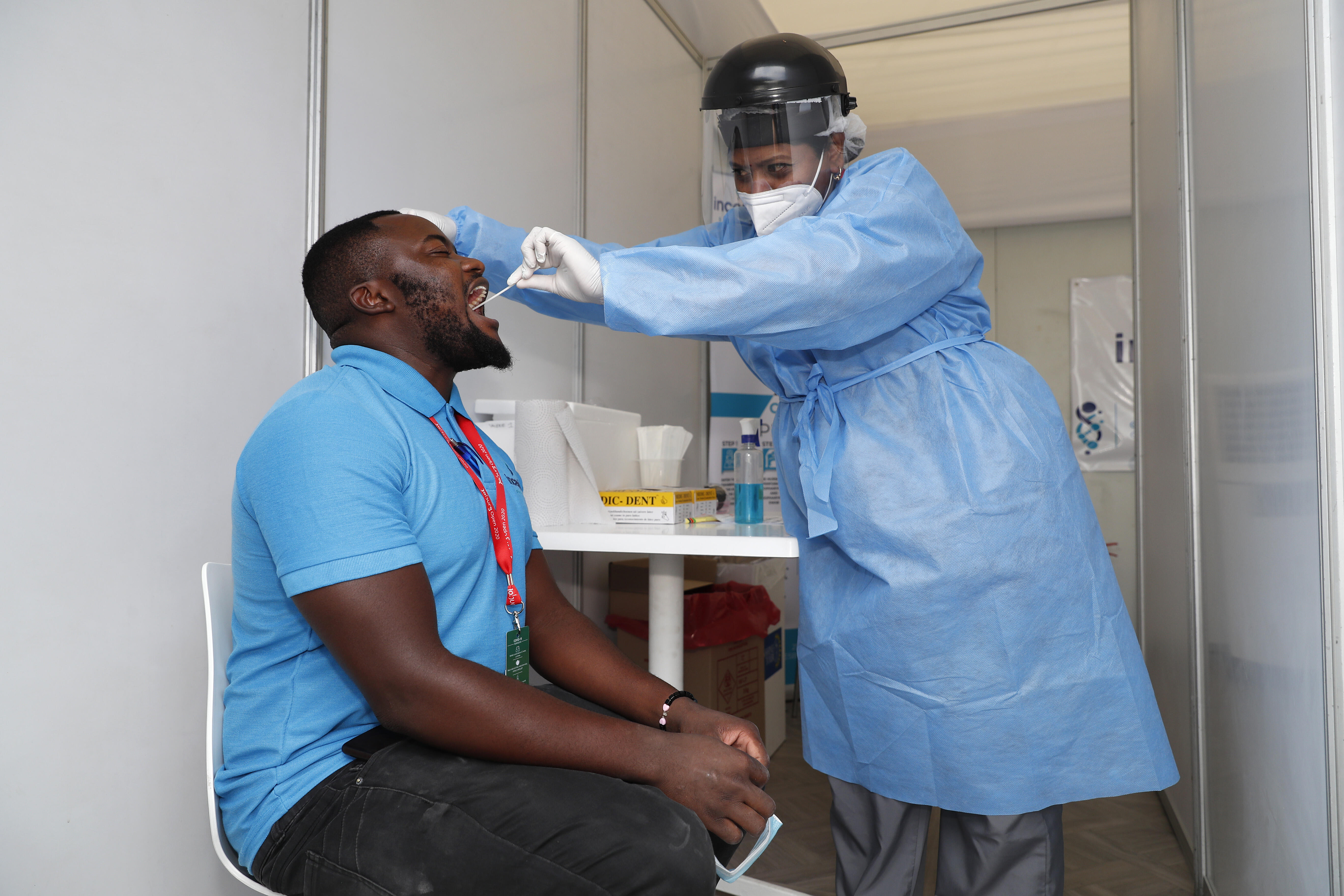 учеными выявлены. учеными выявлены. исследовать. биолог фото профессия. Neocov новый коронавирус.