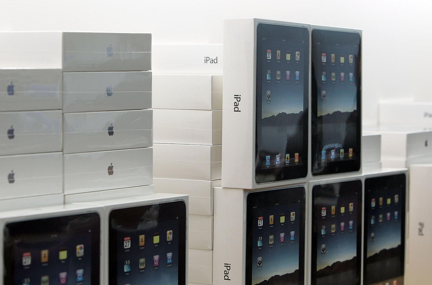 Apple iPad Arrives In Stores