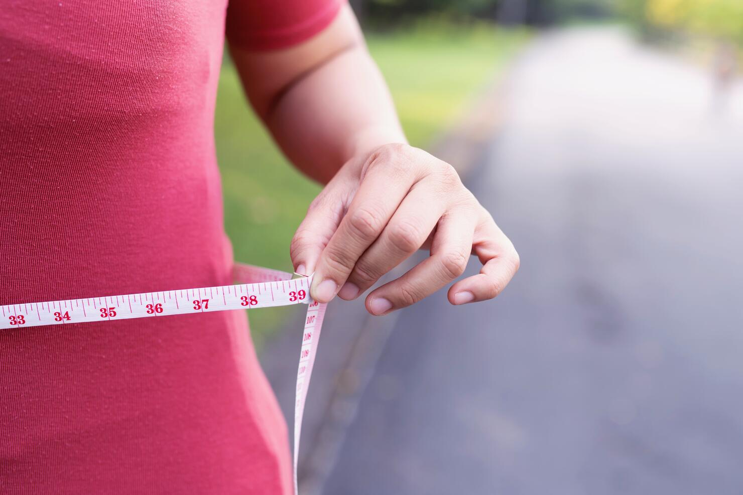 Beautiful obese women want to lose weight by dieting and exercising regularly.