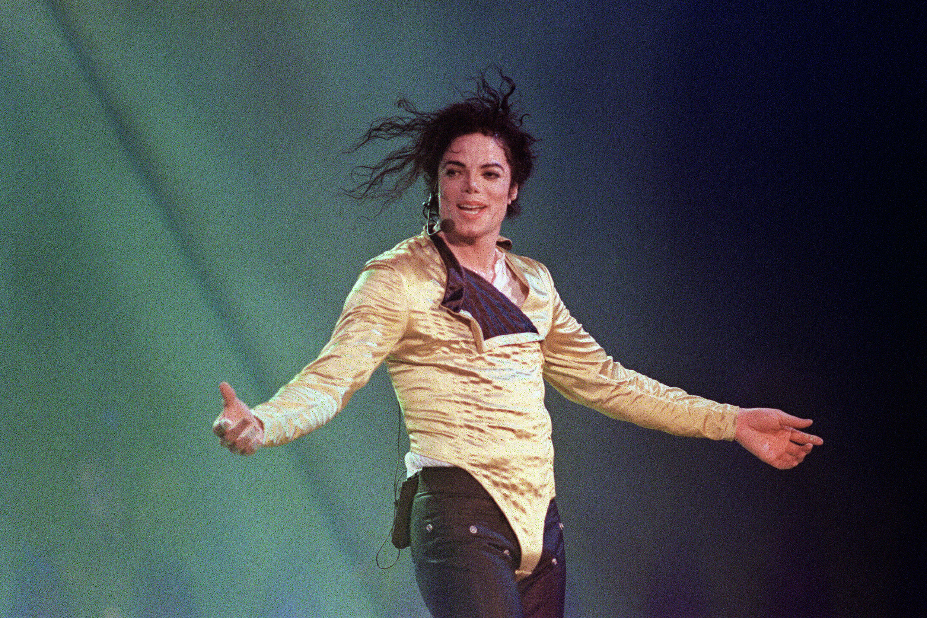 Download Michael Jackson's Iconic Thriller Dance Wallpaper