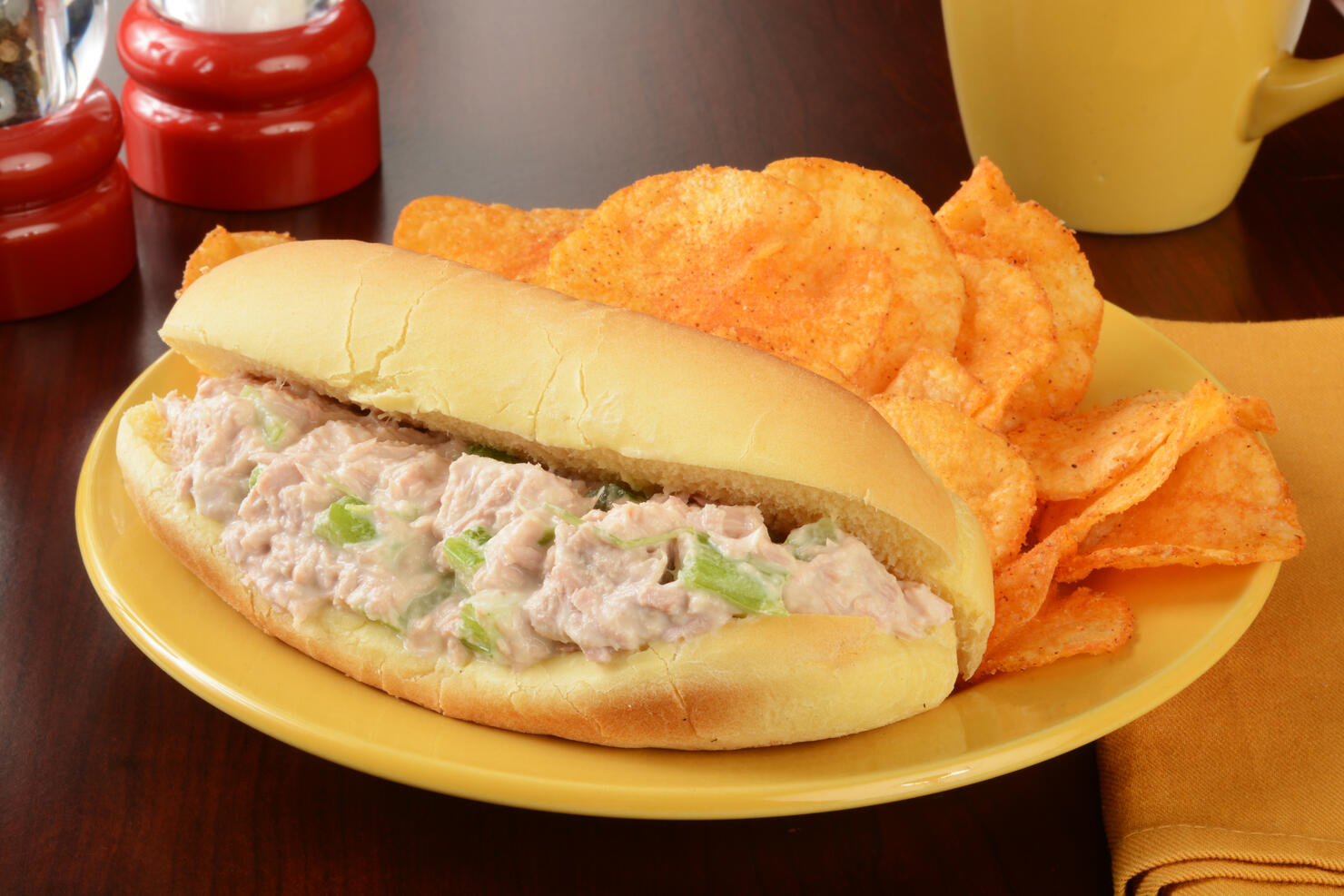 Tuna sandwich with chips
