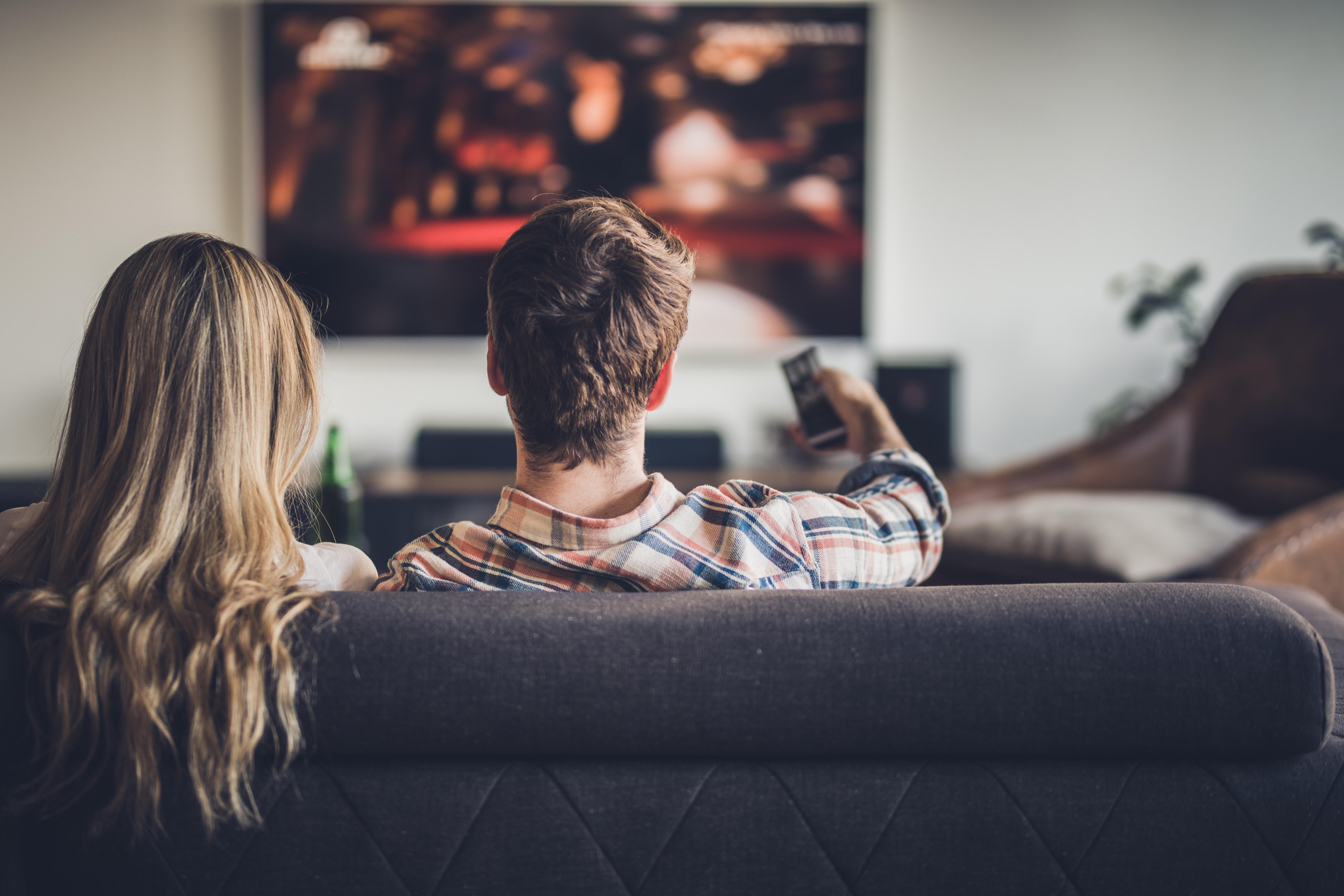 Watch movies 2022. Пара у телевизора. Человек телевизор. Пара смотрит телевизор. Пара в кинотеатре.