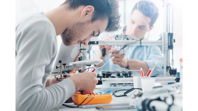 Engineering students working in the lab