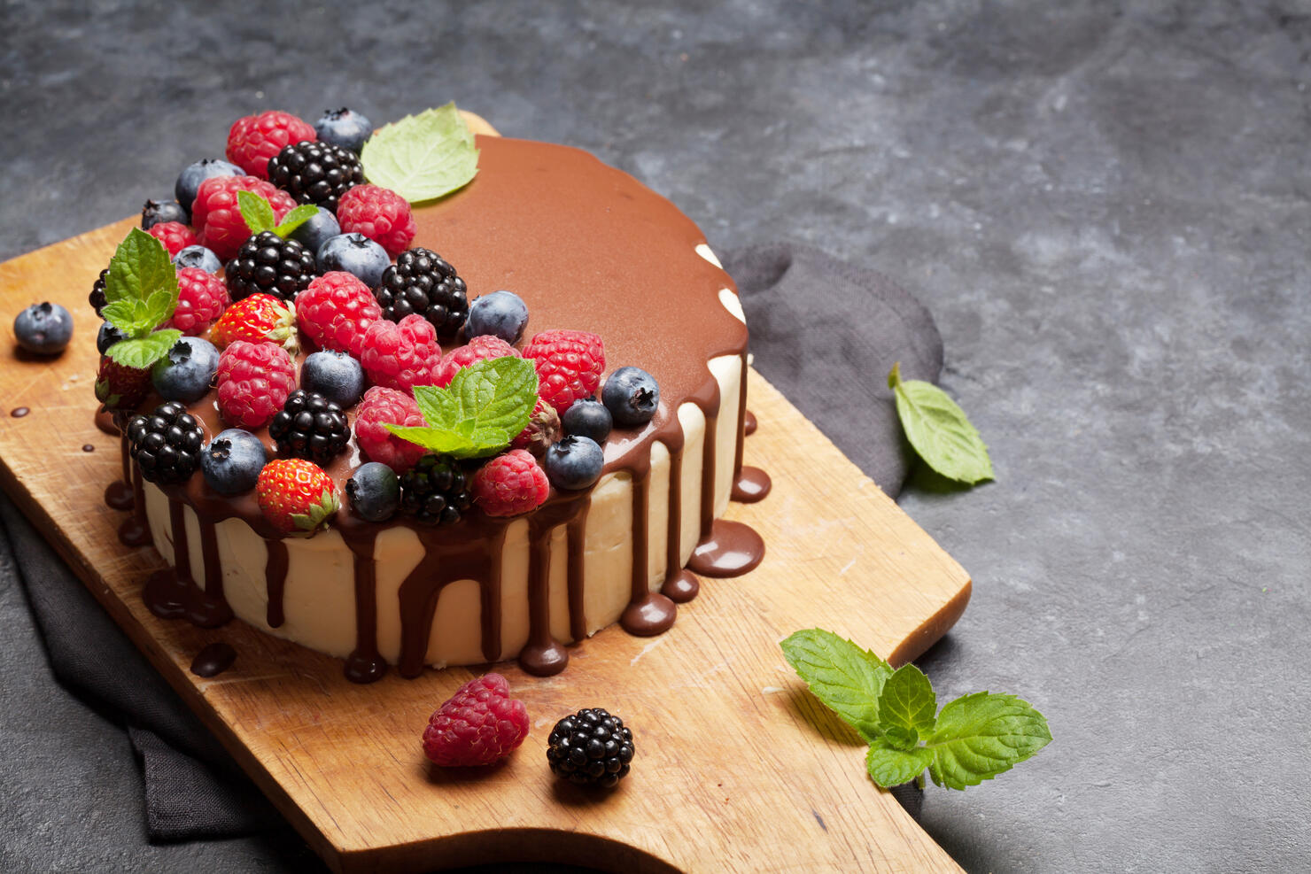 Cheesecake with berries and chocolate