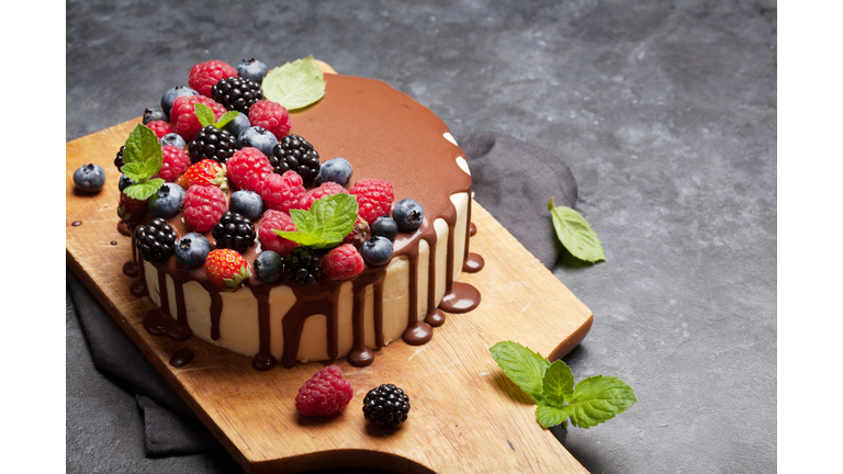 Cheesecake with berries and chocolate