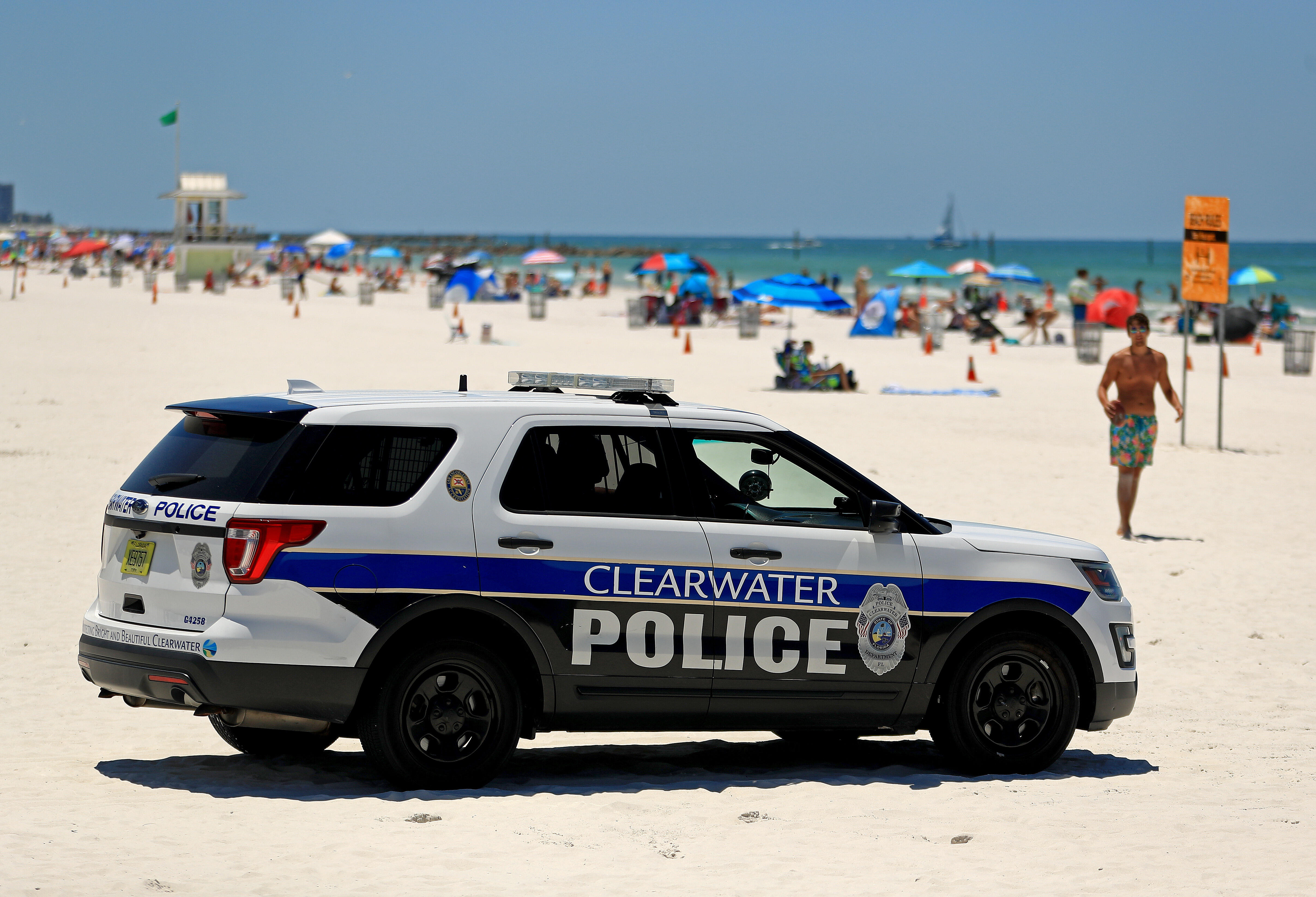 Video Shows Florida Spring Breakers Help Handcuffed Man Escape Police Car Iheart 6312