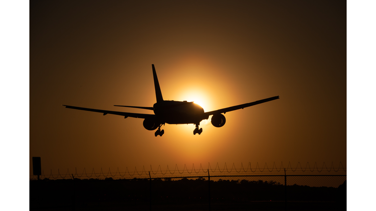 Boeing 777 landing silhouette