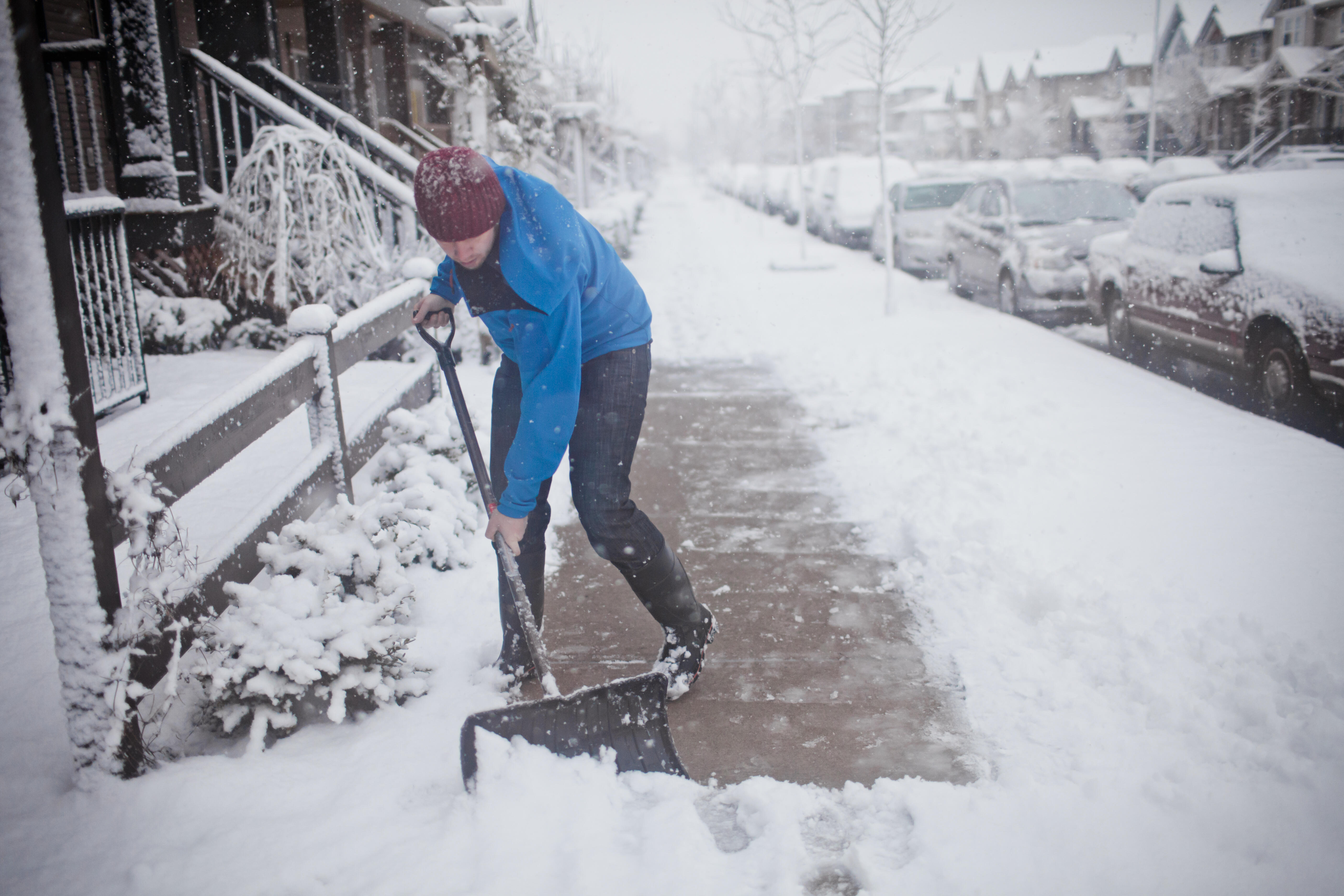 Снять снежок. Убирает снег. Лопата для уборки снега. Человек убирает снег. Чистка снега.