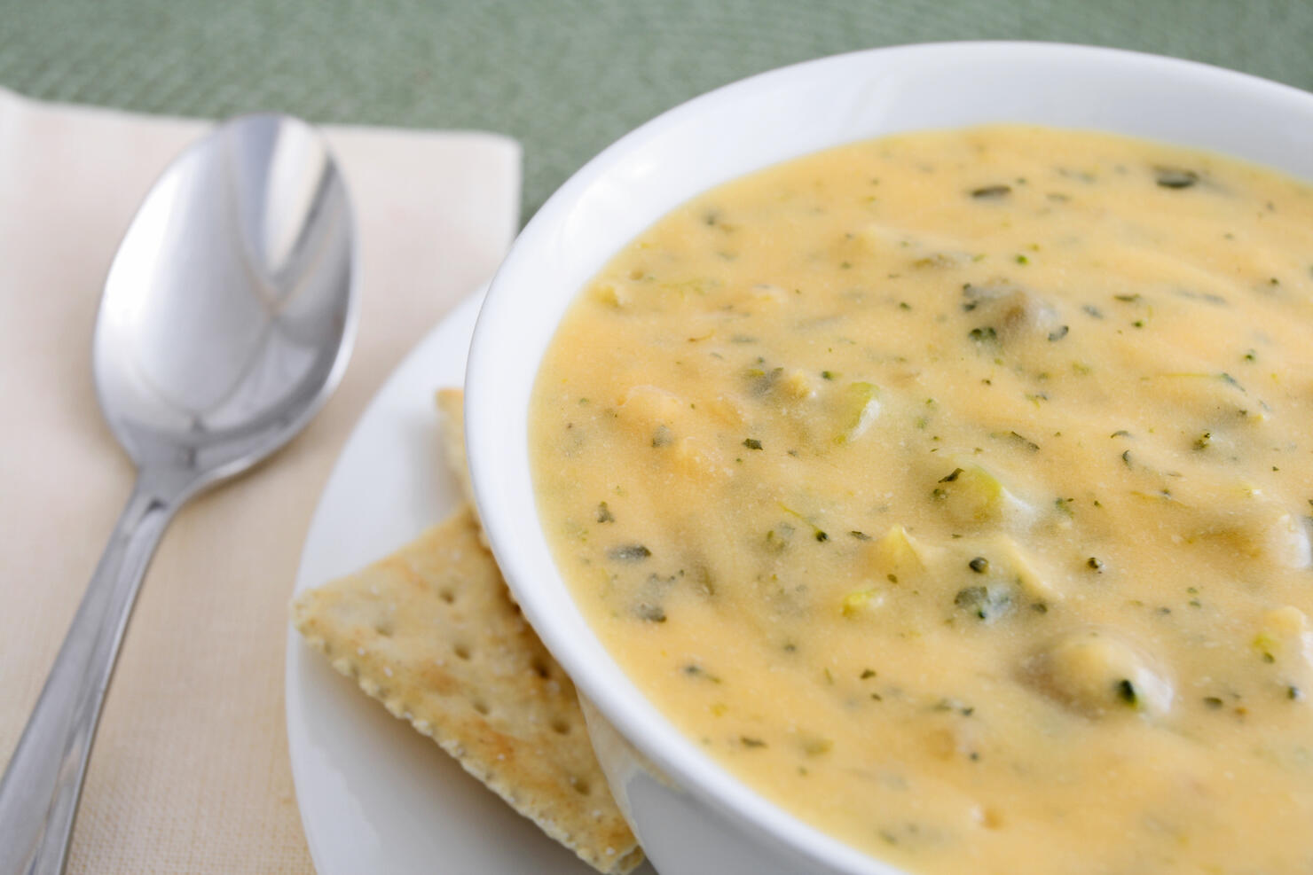 Broccoli cheddar cheese soup with crackers