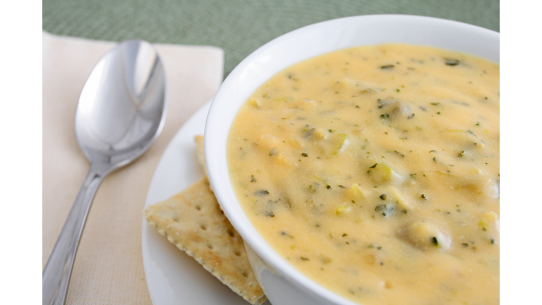 Broccoli cheddar cheese soup with crackers
