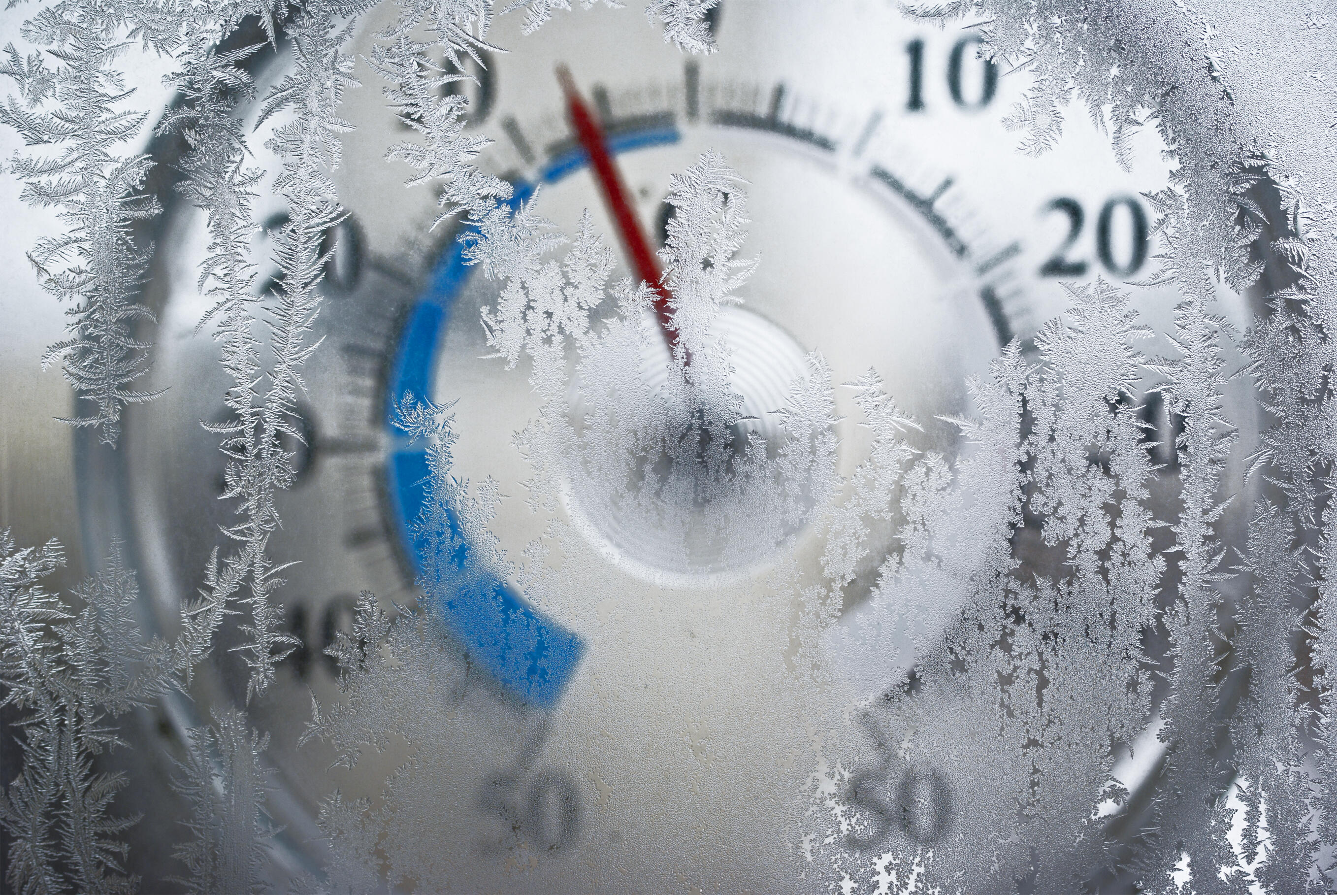 Below freezing temperature. Мороз градусник. Замерзший термометр. Термометр холод. Термометр на зимнем окне.