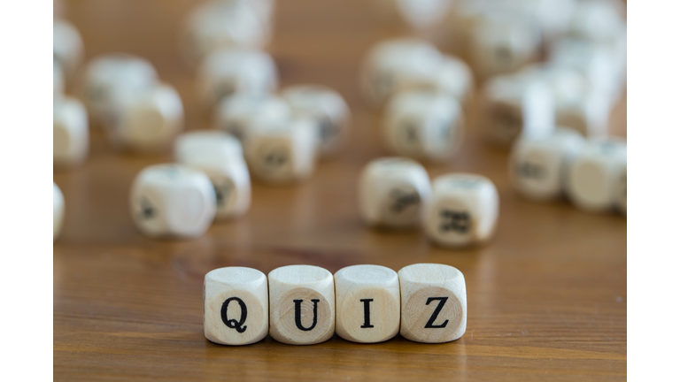 quiz written in german with wooden cube