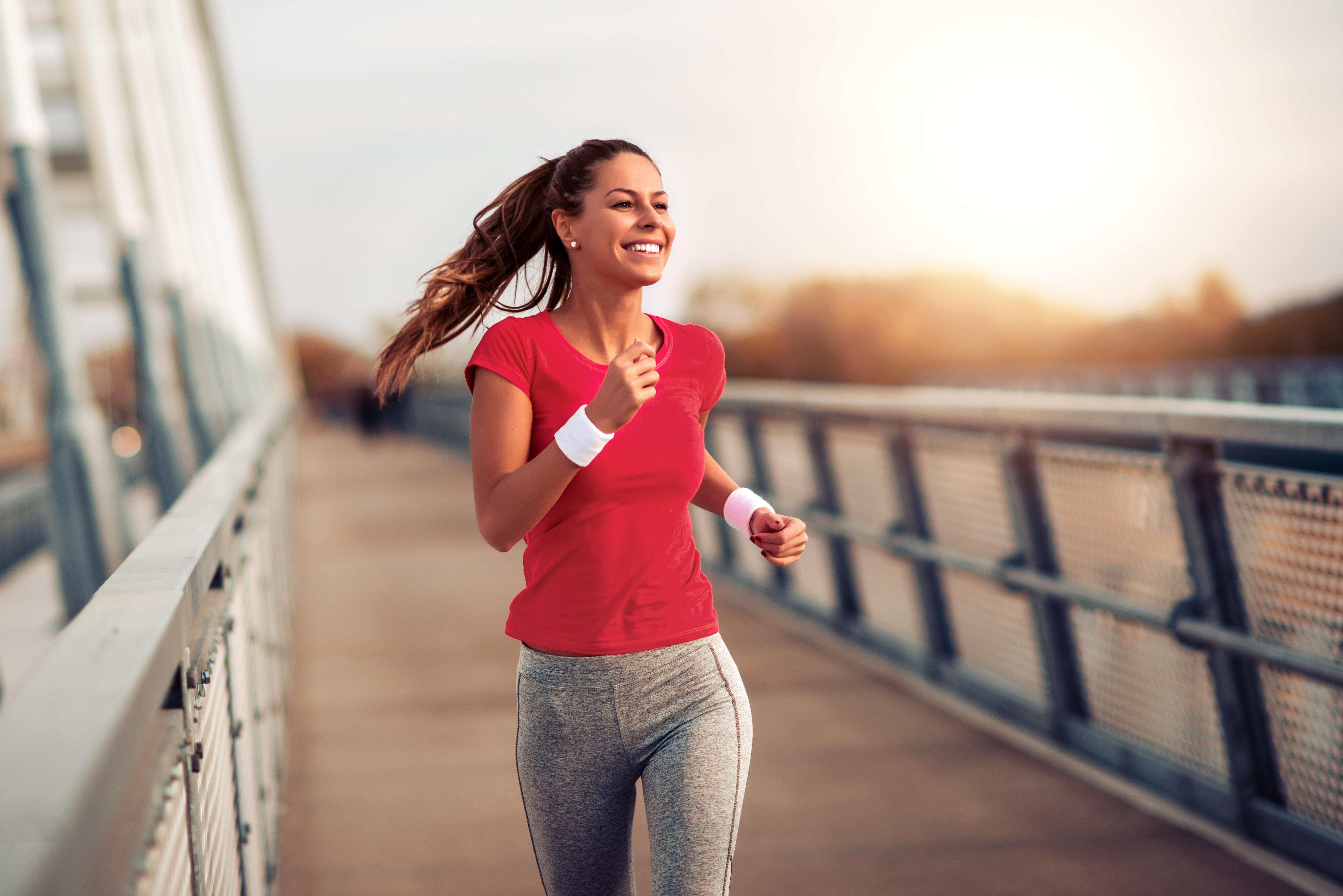 Before running. Бег женщины. Счастливый бег. Женщина в движении. Женщина занимается спортом.