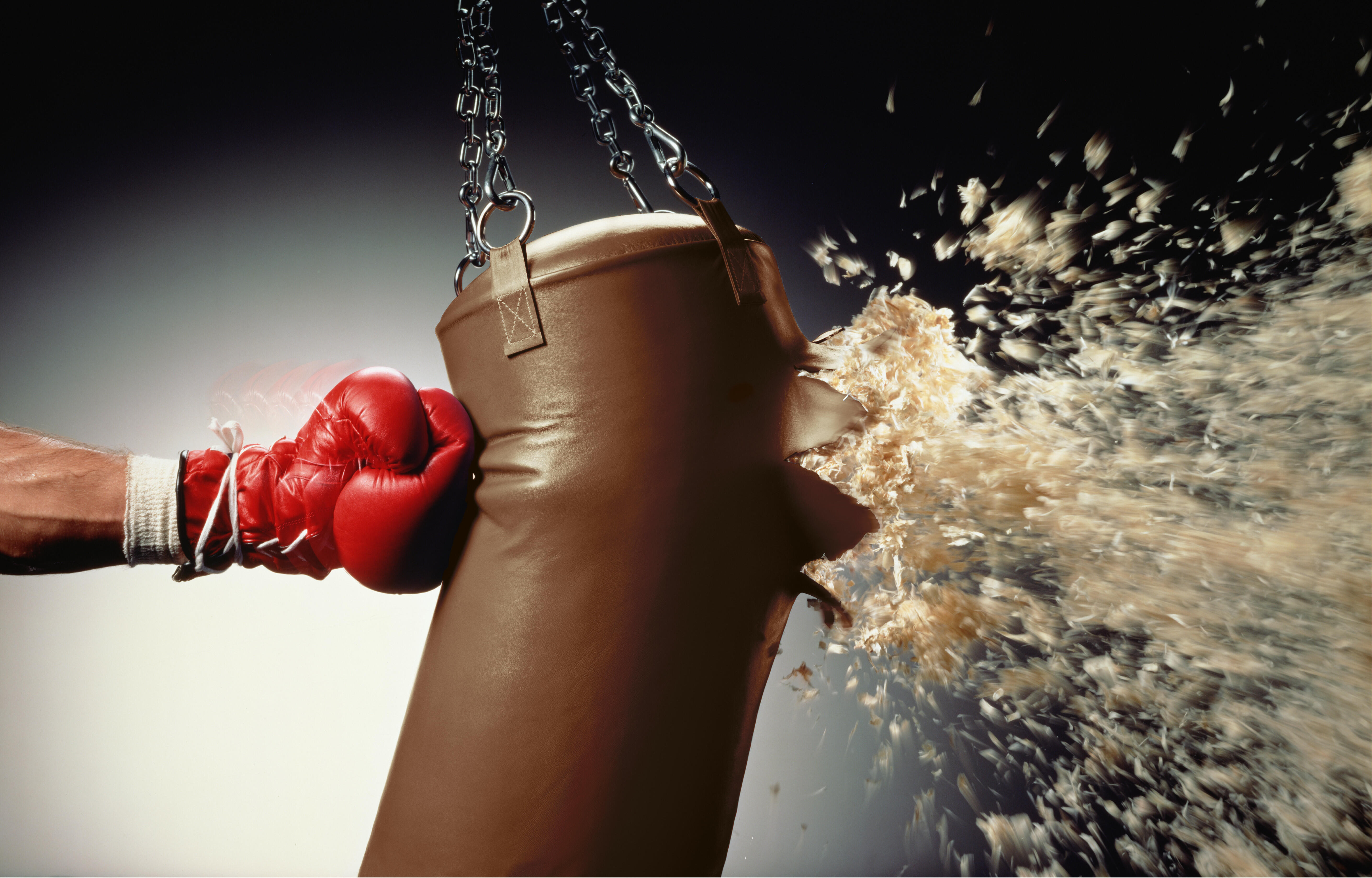 Man mesmerizes audience as he transforms punching bag exercise