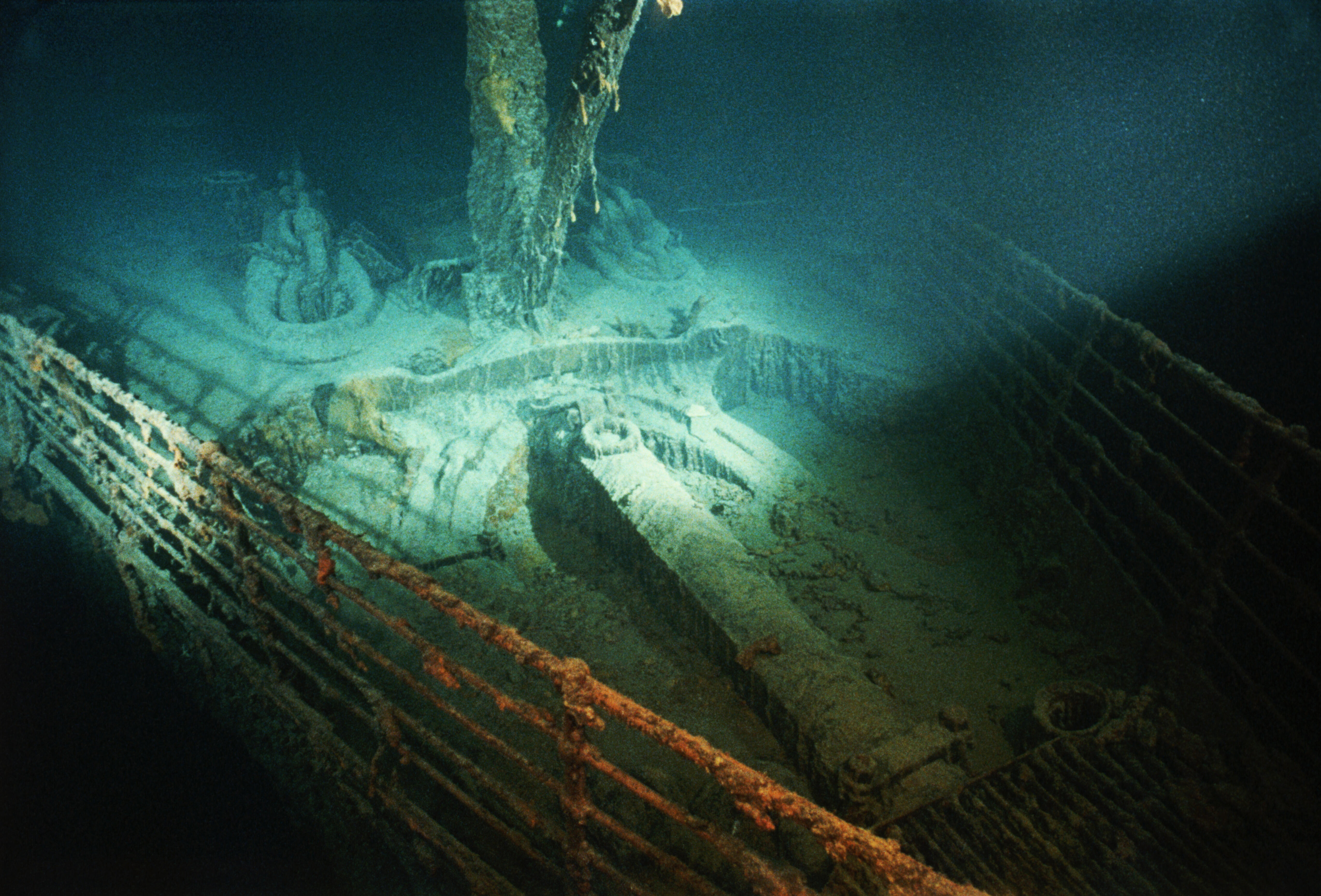 Призраки бездны 2003. Потонувший корабль Титаник Северная Атлантика. Титаник под водой сейчас 2022. Затонувшие корабли Титаник.