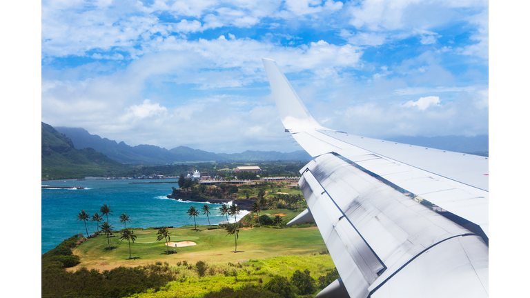A plane flies into Lihue airport