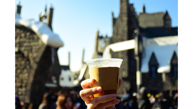 Hand on BUTTERBEER during the crowd.