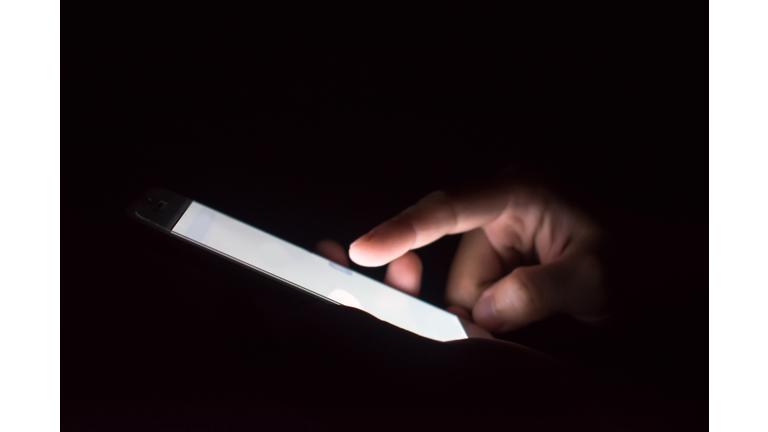 People use phone search information at night.