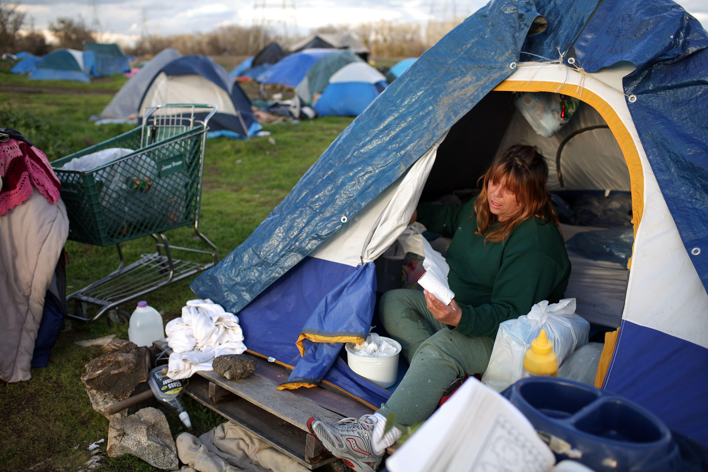 Бомжи в палатке. Палаточные городки бездомных в США. Палаточный городок в США. Палаточный лагерь бездомных в США.