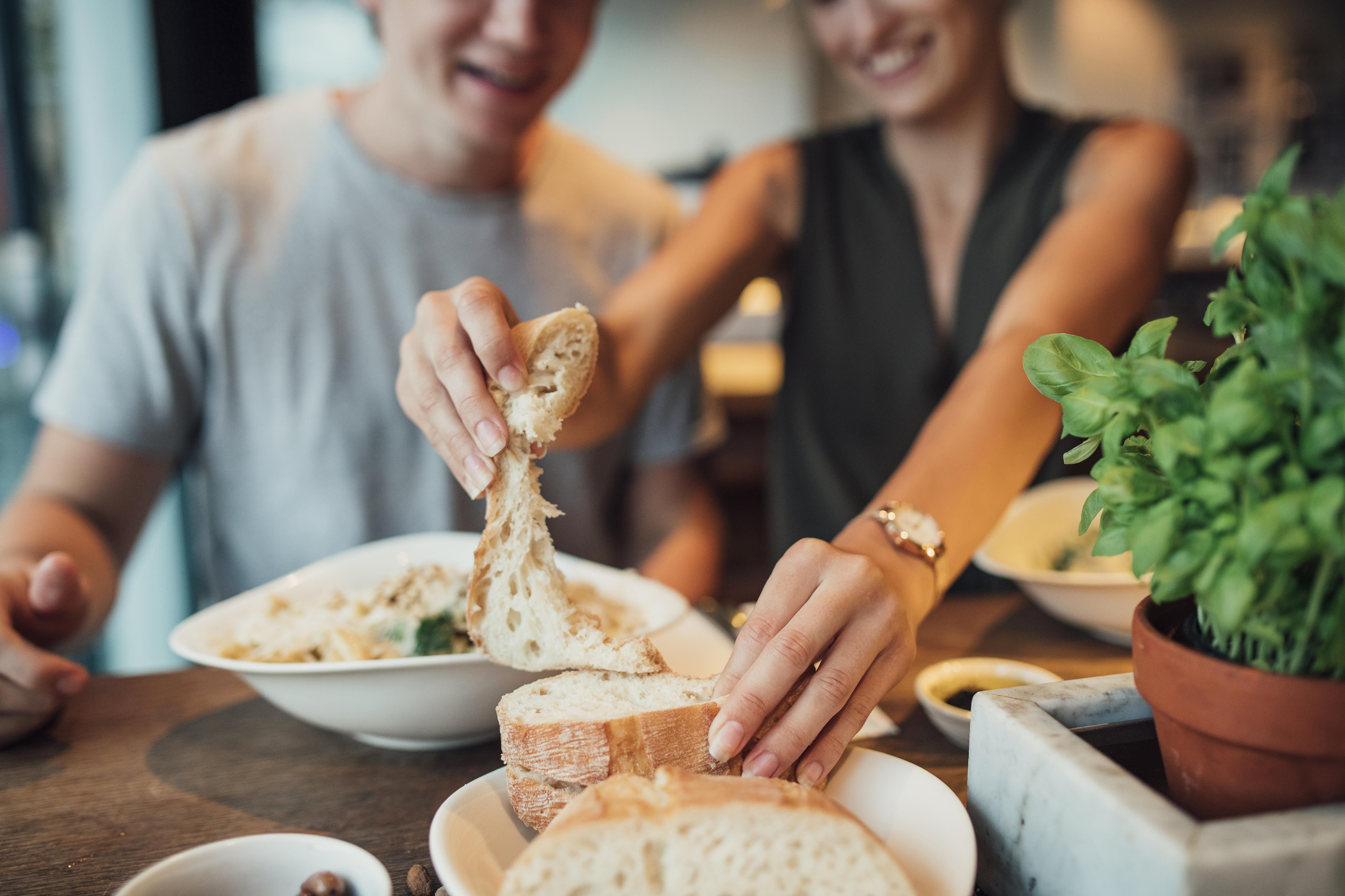 Bread eat. Рука с едой. Хлеб в ресторане. Рука тянется к еде. Тянется за едой.