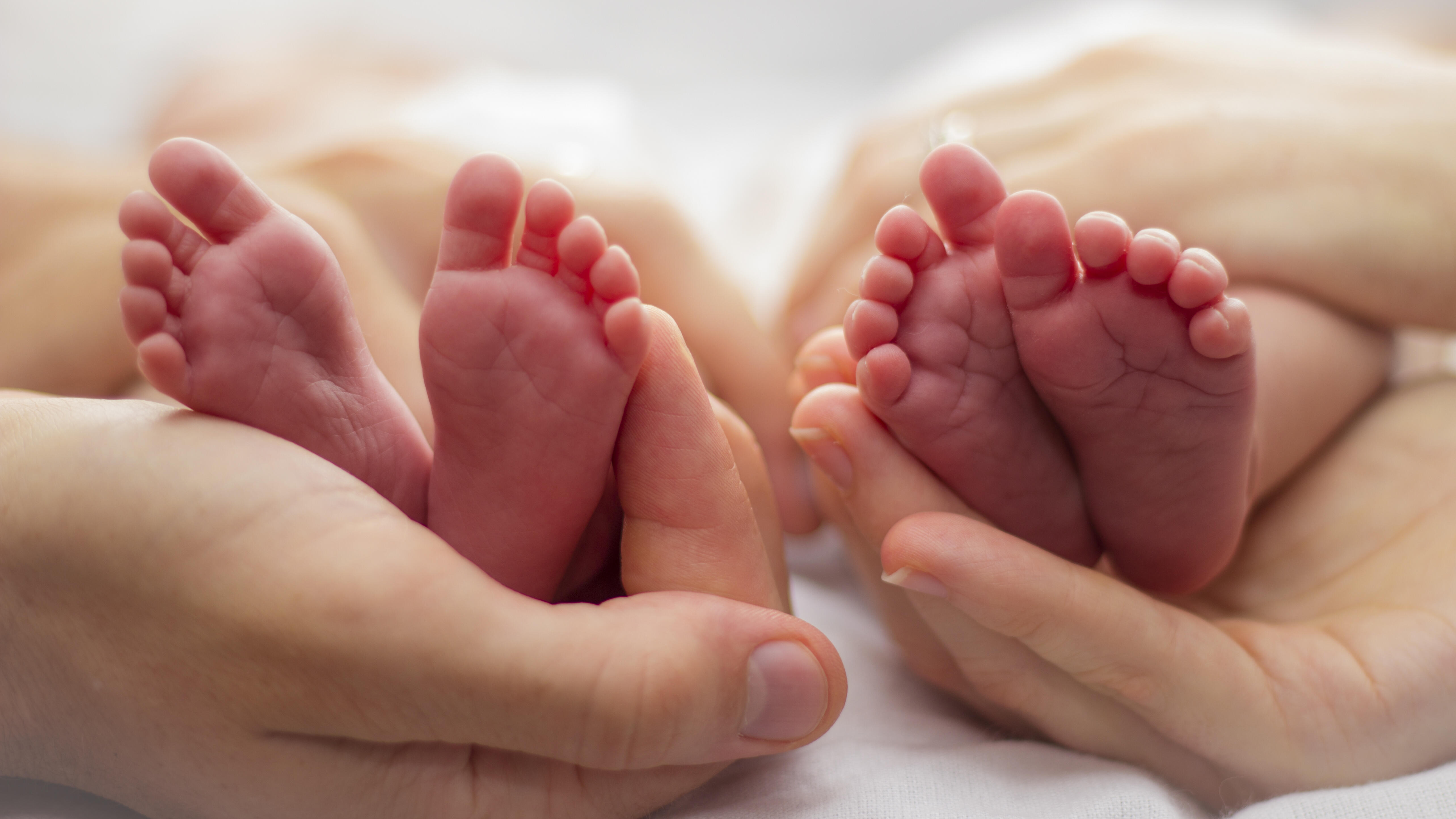 Мама 4 ноги. Ножки младенца. Ножки новорожденных близнецов. Ножки двойняшек новорожденных. С рождением двойняшек.
