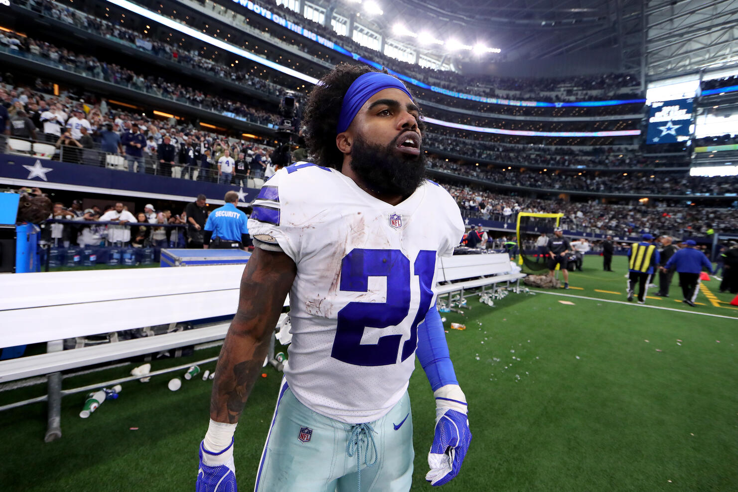 Report: Ezekiel Elliott cited after dogs get loose, bite two people