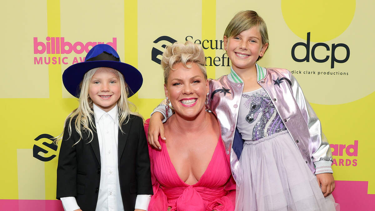 Pink & Daughter Willow's Stunning Performance at Billboard Music Awards