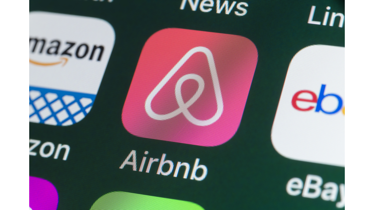 Airbnb, Amazon, ebay, News and other Apps on iPhone screen