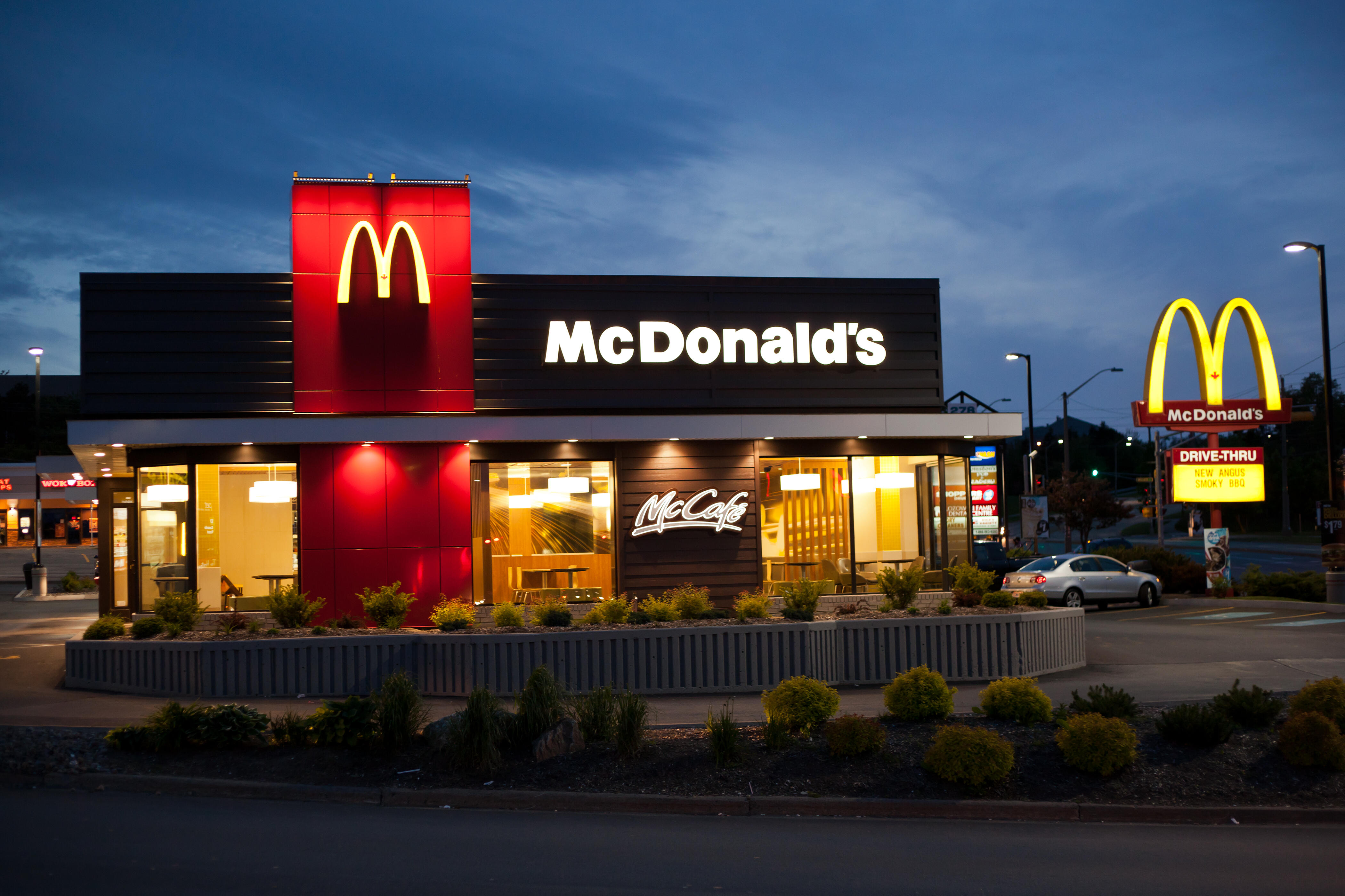 Mcdonald s corporation сети быстрого питания. Макдональдс Метавселенная. Макдональдс Великий Новгород. Макдональдс ресторан. Макдональдс картинки.