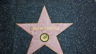 Check Out Garth's Awesome Tribute To Keith Whitley! 