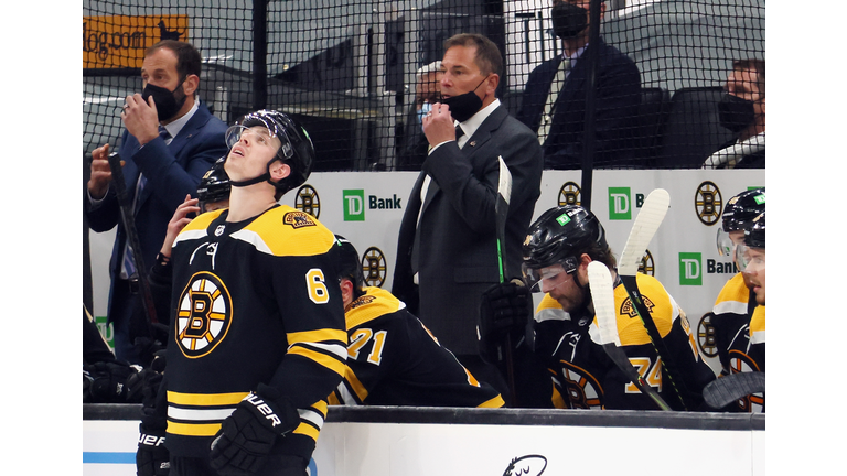 Bruce Cassidy (center) (Photo by Bruce Bennett/Getty Images)