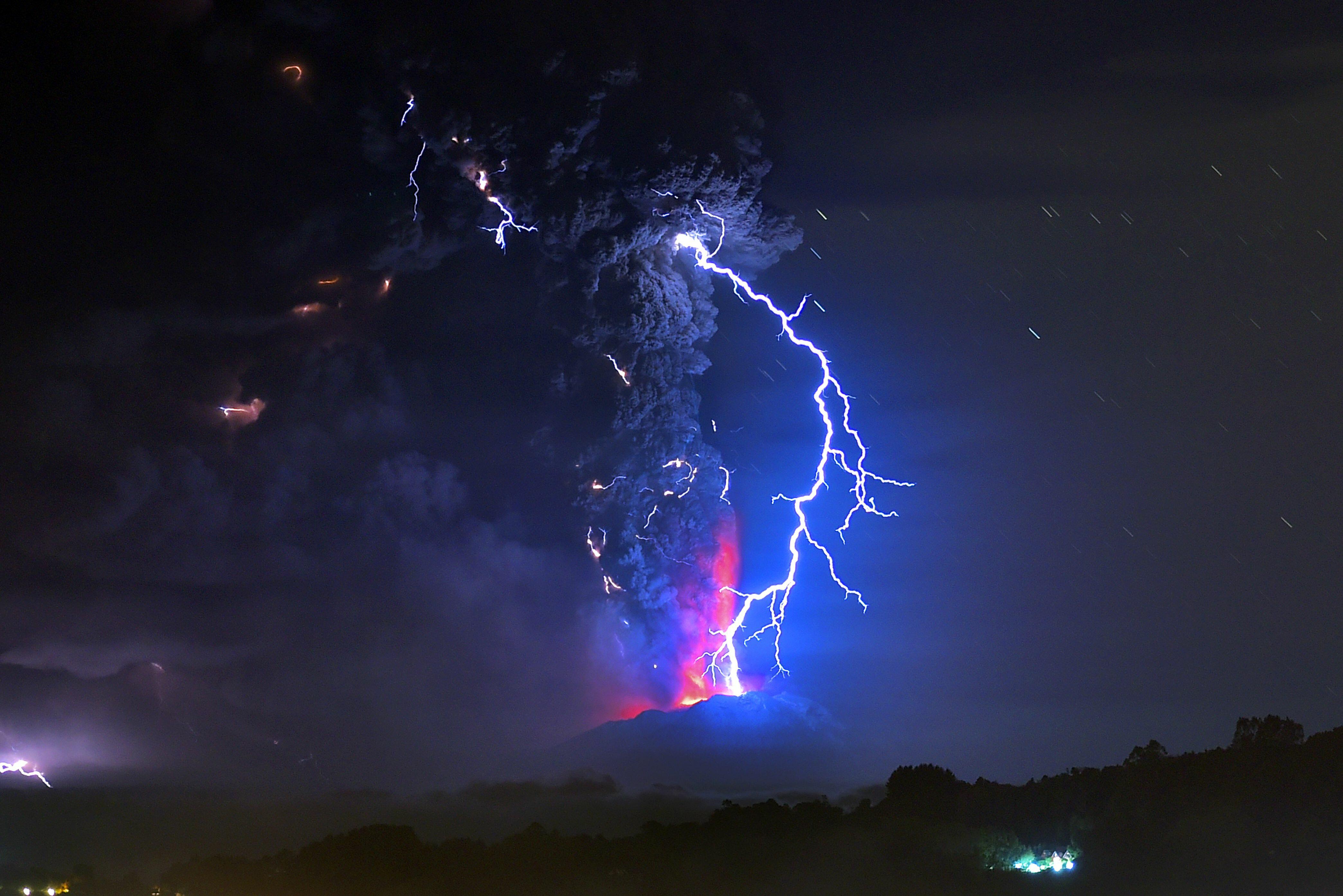 Торнадо электрический. Франциско Негрони гроза вулкан. Вулкан Кальбуко в Чили 2015. Извержение Кальбуко 2015 молнии. Грязная гроза вулканическая молния.