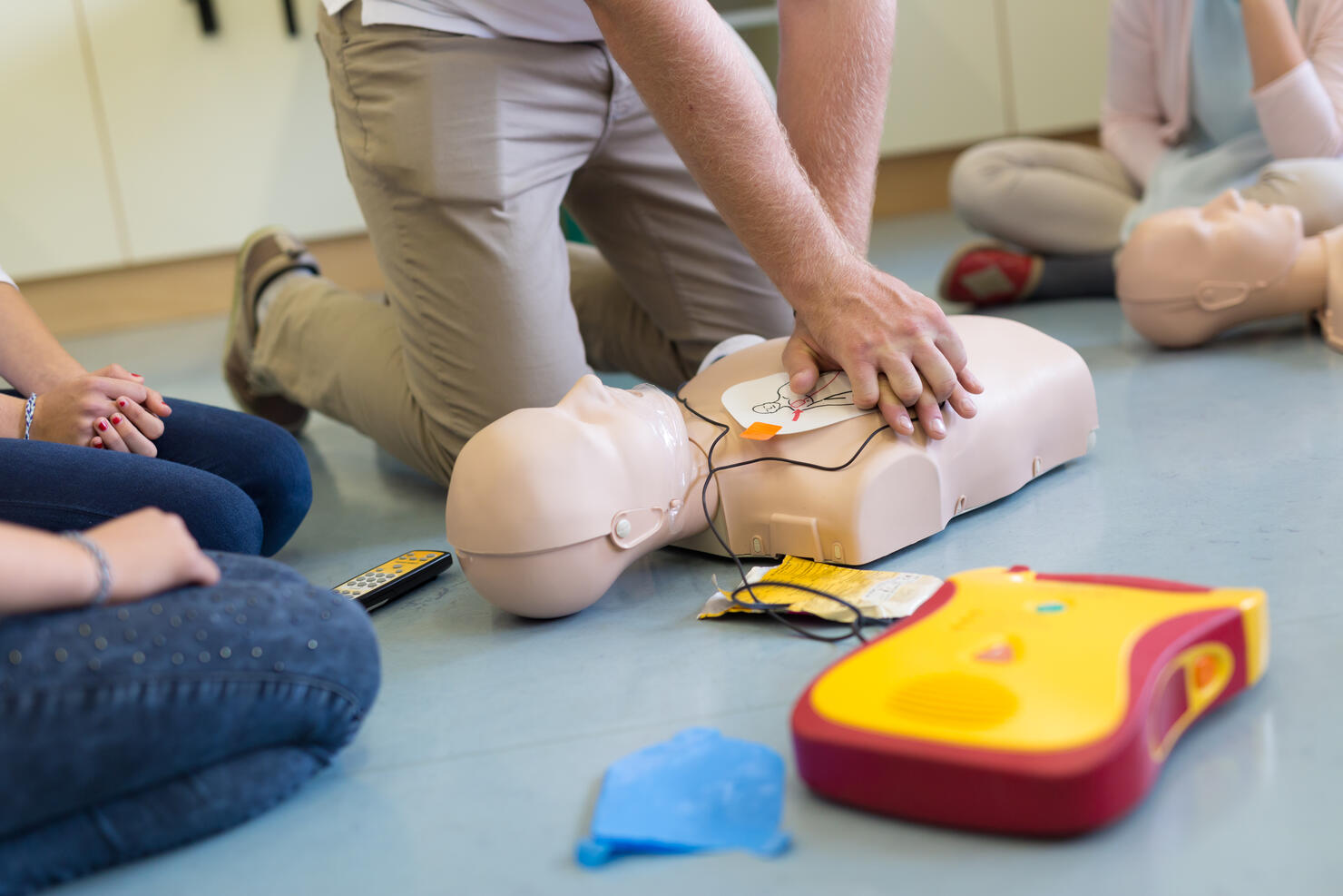 First aid resuscitation course using AED.