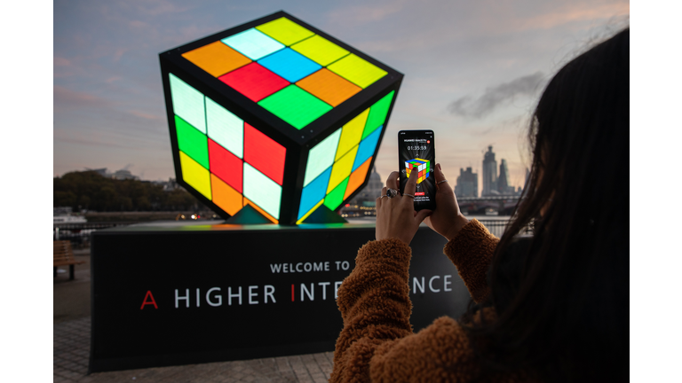 Huawei Unveil Giant AI-powered Rubik's Cube In London