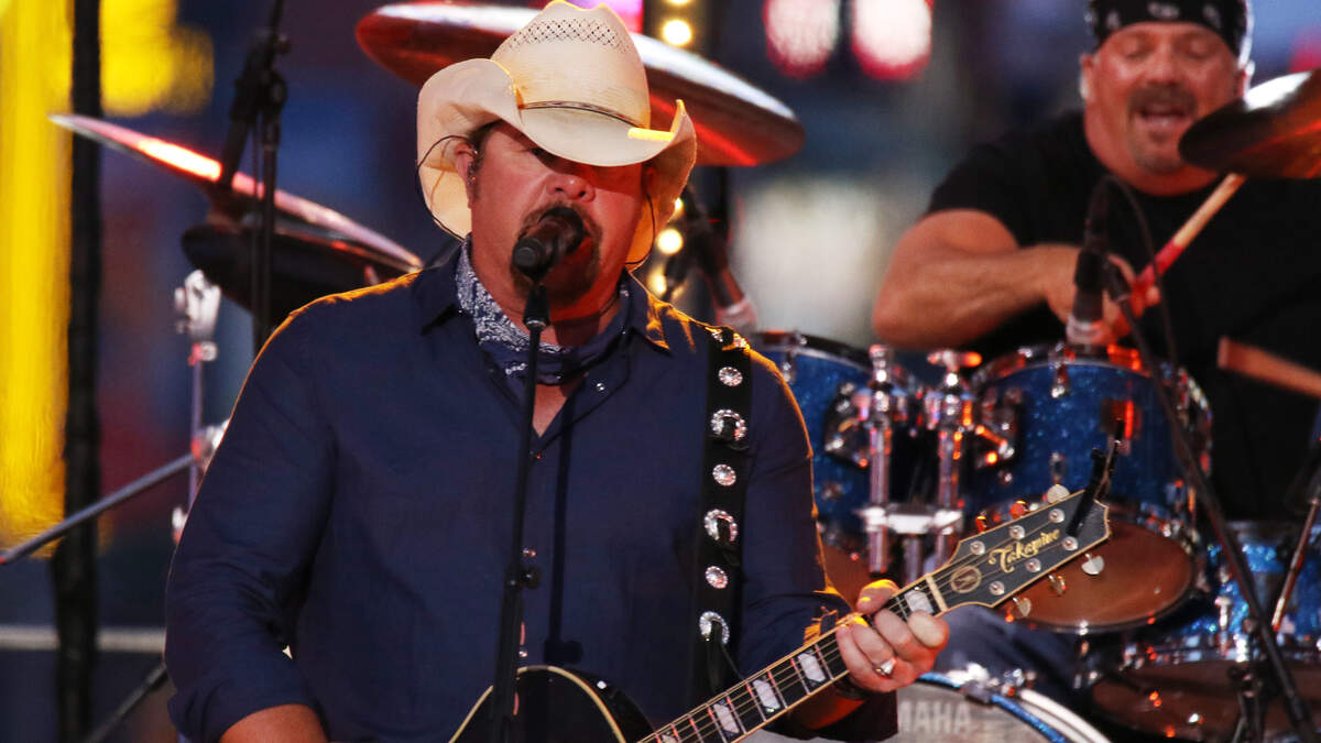 Toby Keith Performs New Song About America | 102.5 KNIX