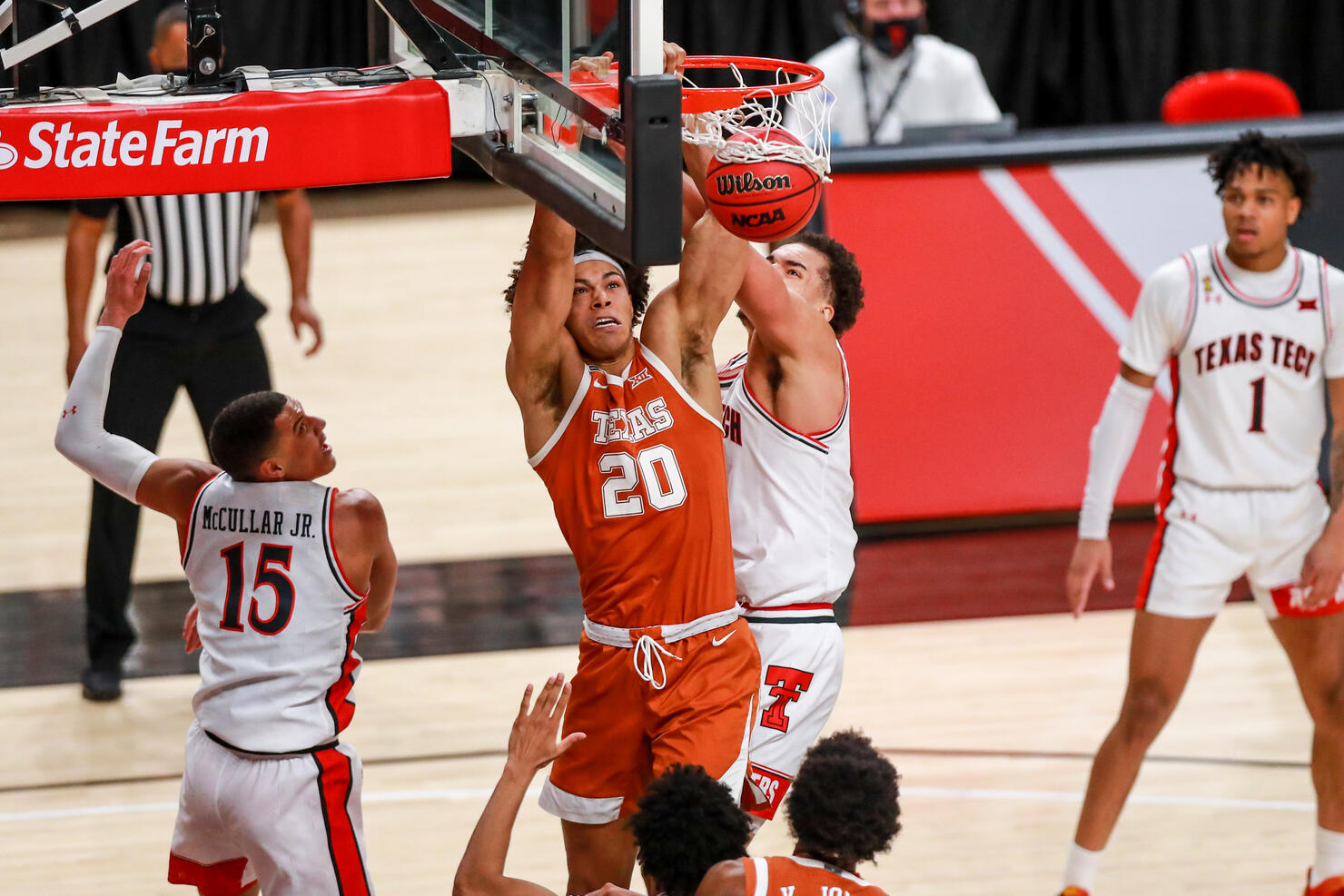 Forward Jericho Sims dunks