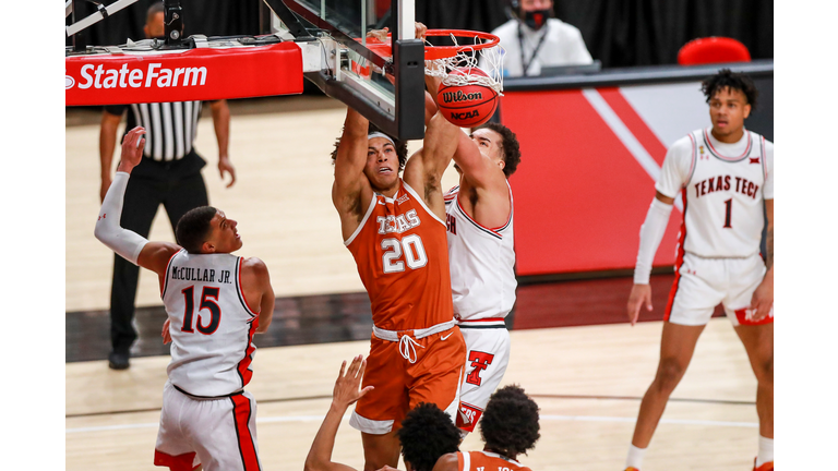 Forward Jericho Sims dunks
