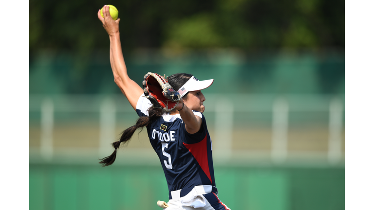 Danielle O'Toole throws a pitch