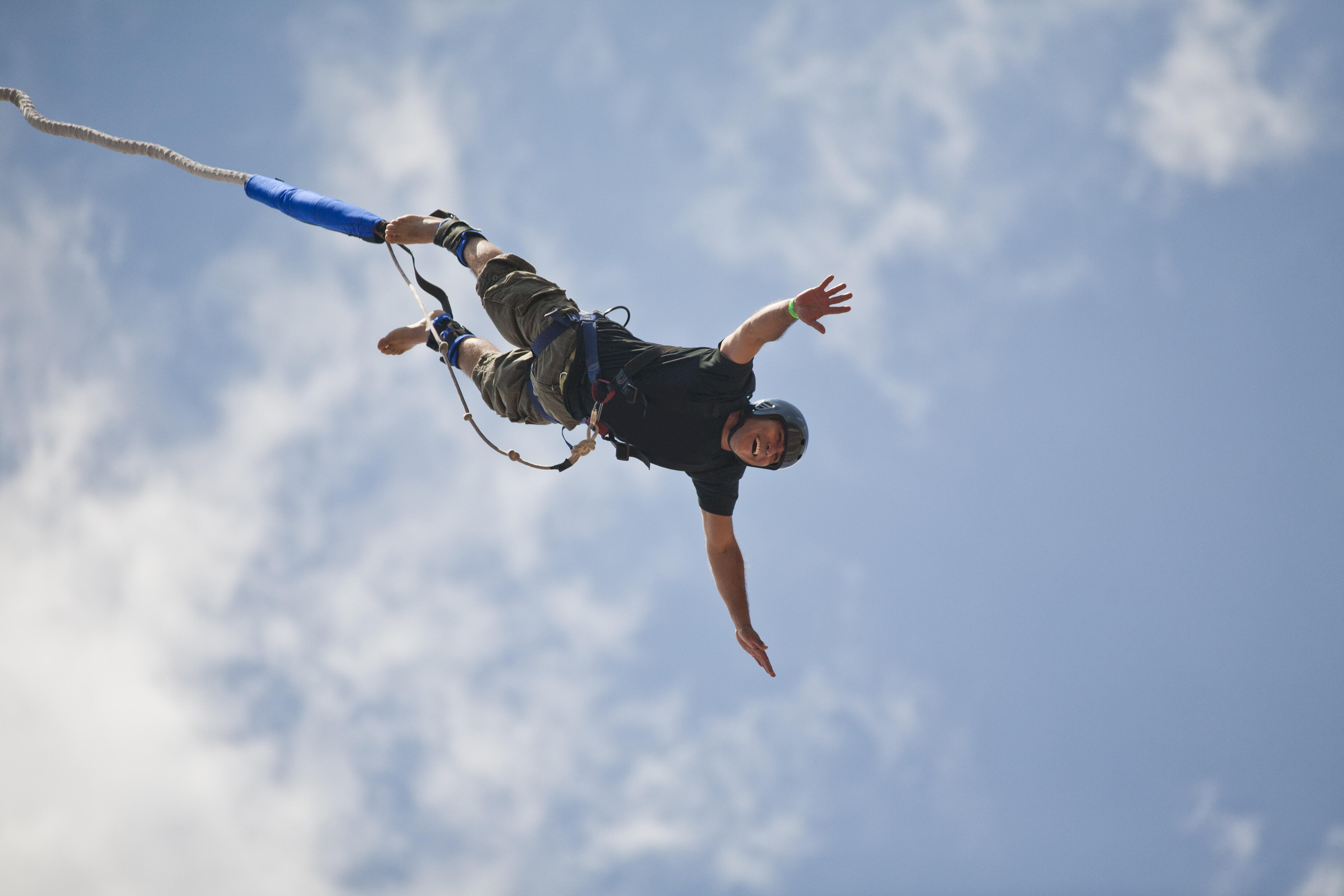 Как называется прыжок. AJ Hackett Bungy. Прыжок с тарзанкой. Человек прыгает с тарзанки. Джампинг прыжки.