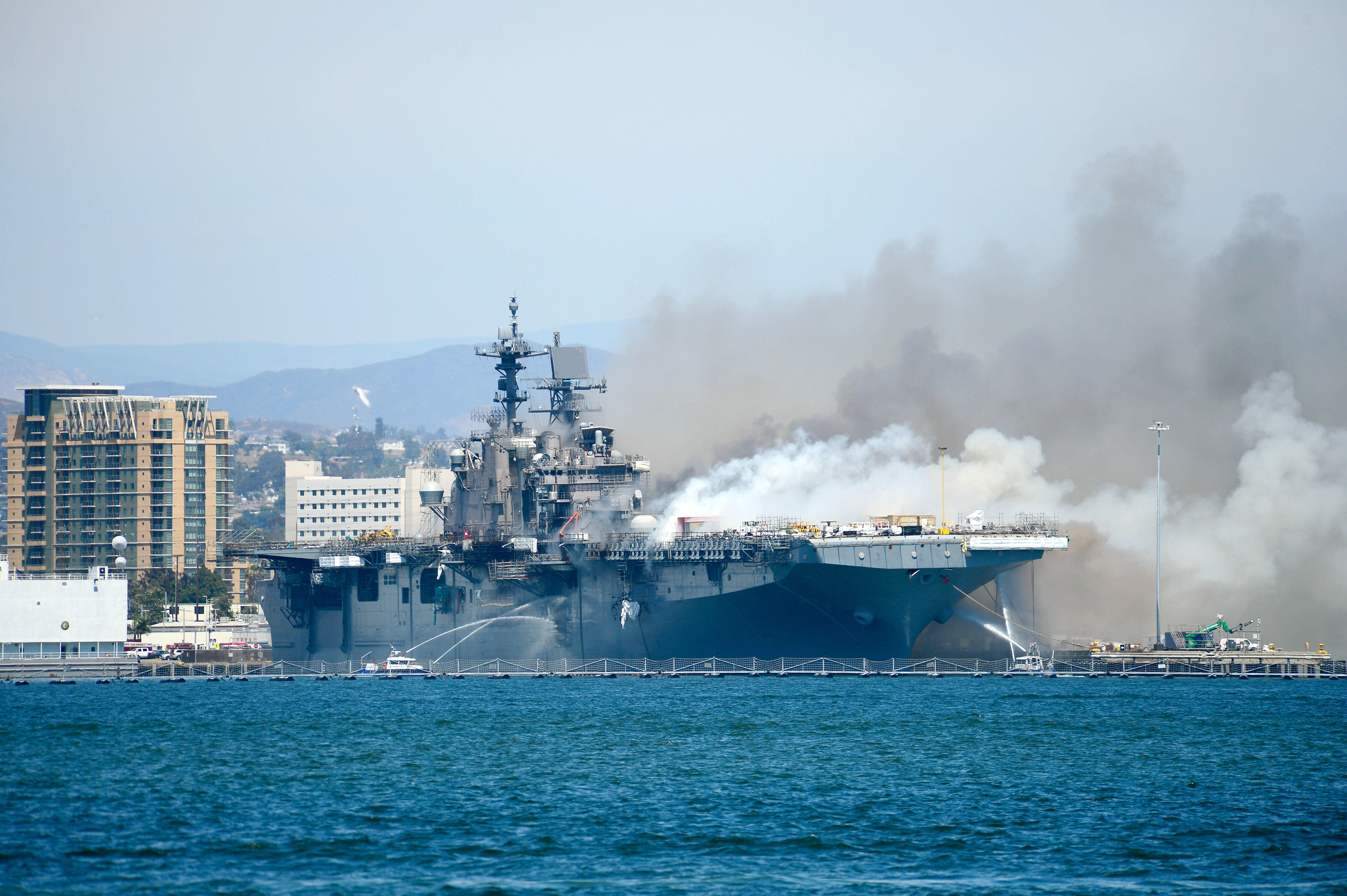 Скопище военных кораблей. Десантный корабль Bonhomme Richard. Корабль ВМС США Bonhomme Richard. Пожар в ВМС США USS Bonhomme Richard. УДК USS Bonhomme Richard.