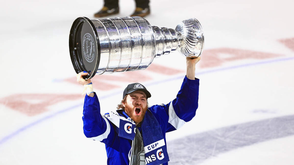 Bolts Brayden Point SURPRISES Kids w/ Stanley Cup At His Old Rink! – The  Sports Corporation