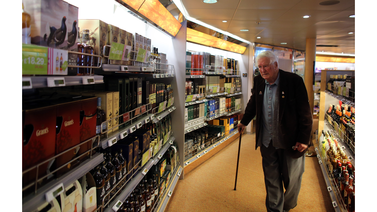 Massachusetts Cashier Helps Elderly Military Veteran Pay for Groceries  