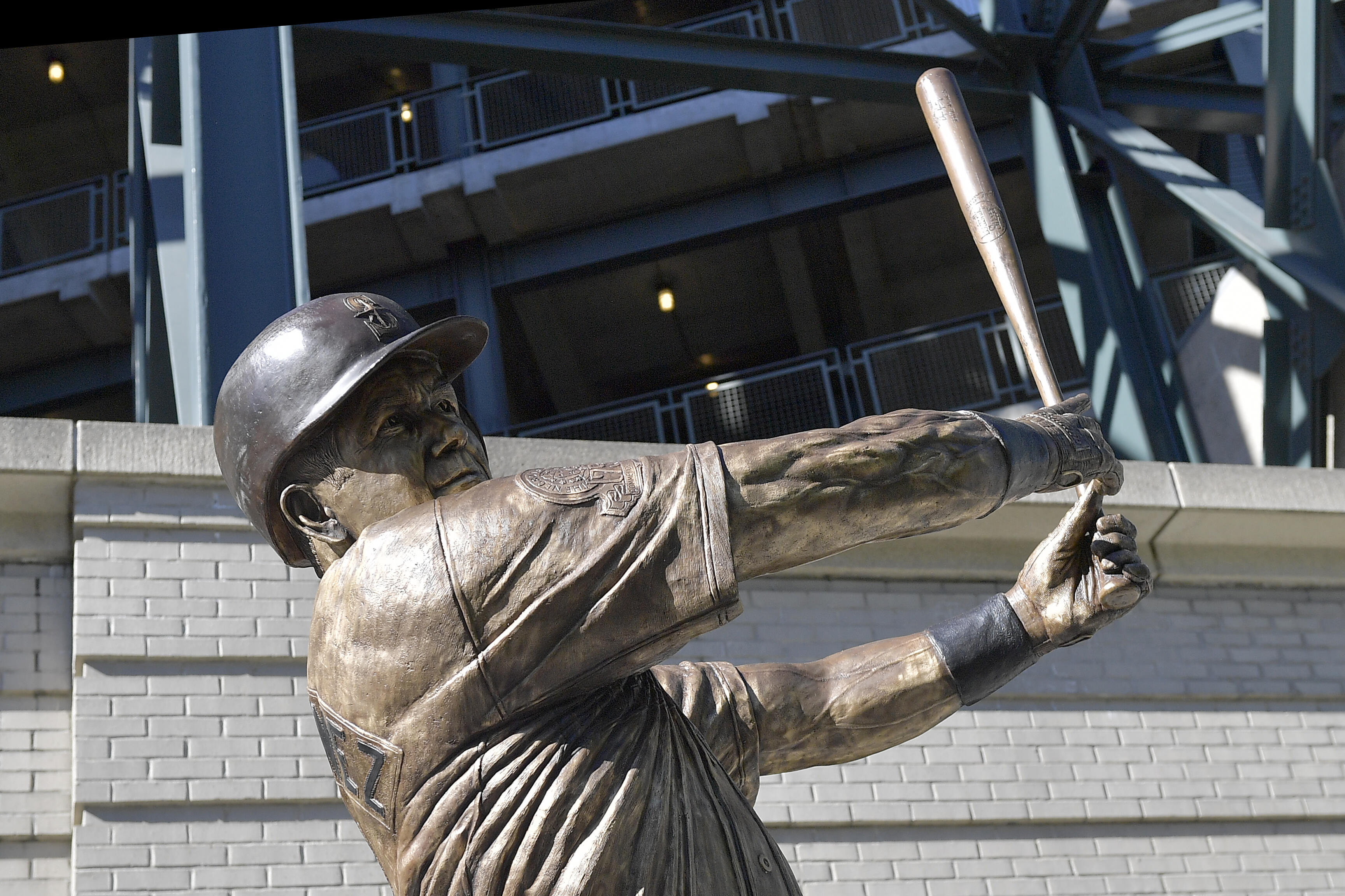 Seattle Mariners unveil statue of Edgar Martinez at T-Mobile Park