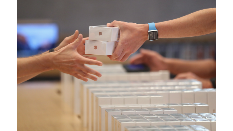 Apple Fans Await iPhone 7